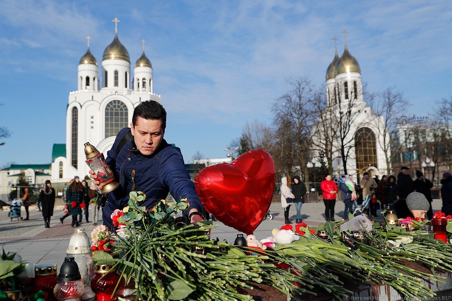 Опустить голову, зажечь свечу: в Калининграде почтили память погибших в Кемерово