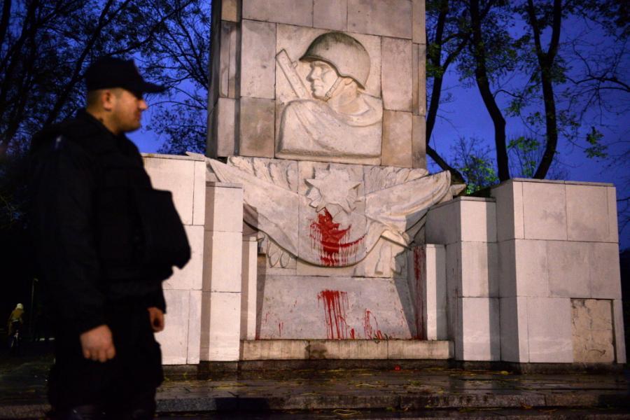 В Варшаве мужчина облил краской памятник благодарности солдатам Красной армии