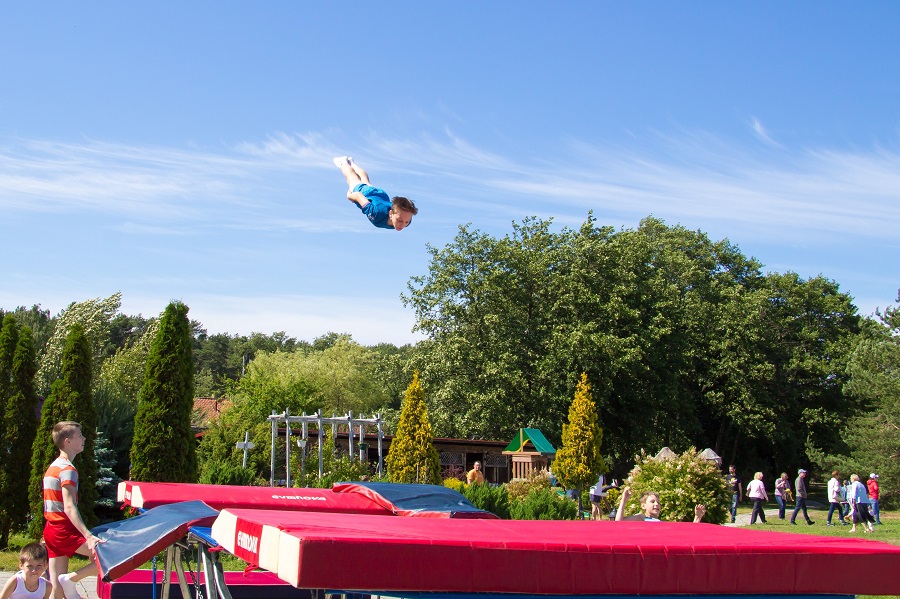 Прыжки на батуте: ваш ребенок будет здоров и счастлив