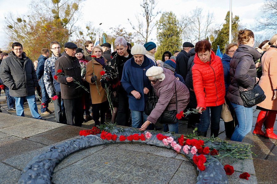 В едином порыве: в Калининграде почтили память героев-гвардейцев 