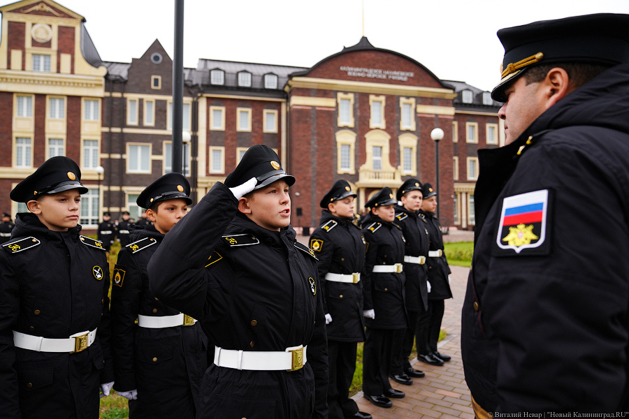 Горящие глаза, серьезные лица: первокурсников приняли в нахимовцы (фото)