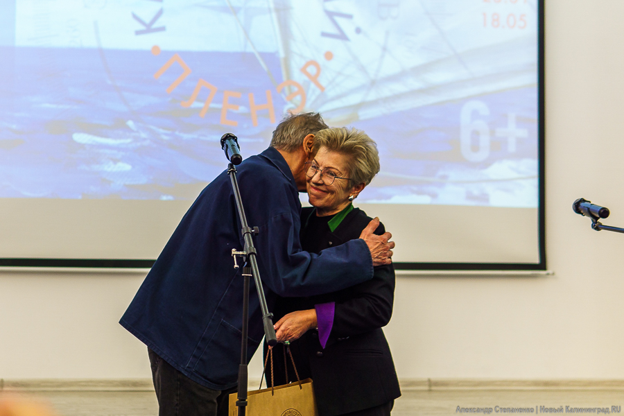 Кругосветка на холсте: как открылась выставка живописи Андрея Красильщикова (фото)