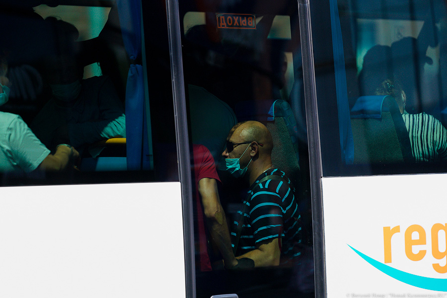 Не для слабаков: желающие уехать к морю штурмуют электрички и автобусы