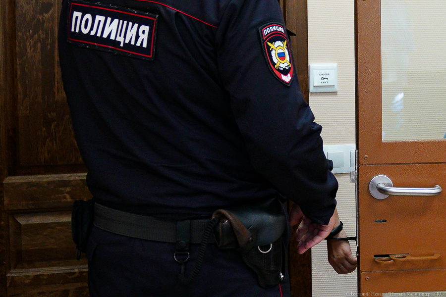 Калининградец с поддельным удостоверением полицейского выманивал у мигрантов деньги