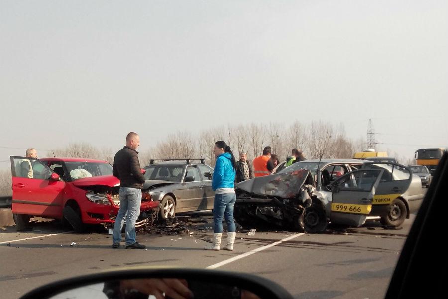 Очевидцы: на Окружной столкнулись три машины, погиб человек (фото)