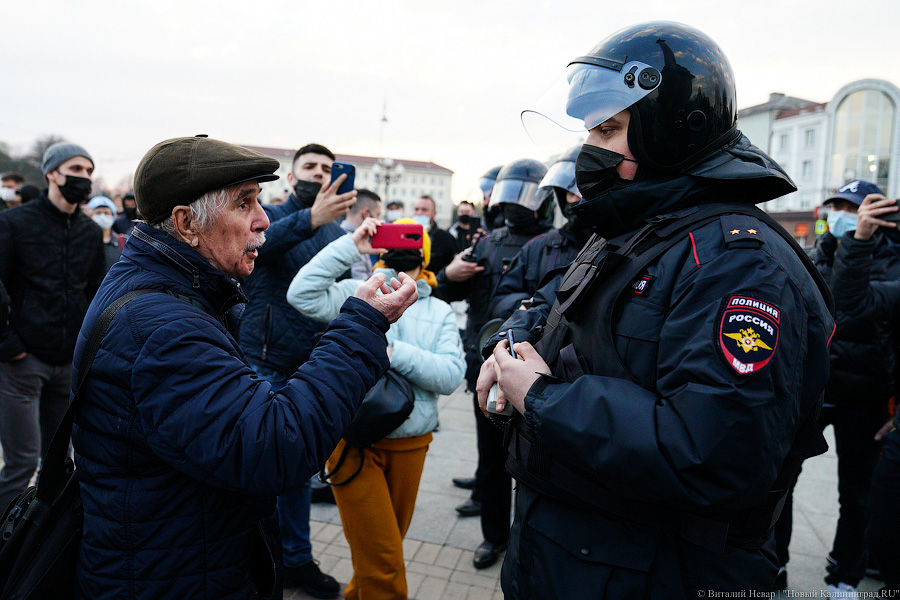 «Свободу политзаключенным»: как прошла акция сторонников Навального в Калининграде (фото)