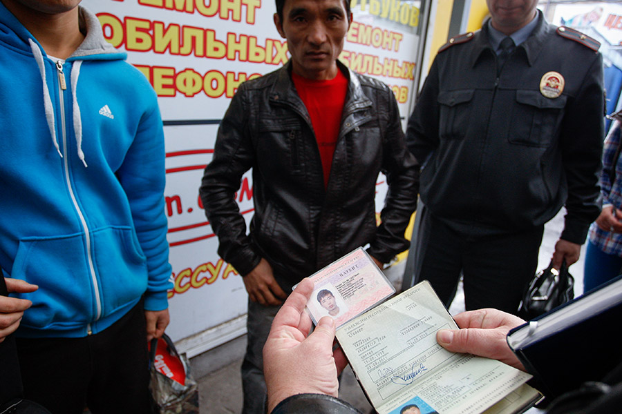 Отчество я забыл: полиция провела массовую проверку мигрантов в Калининграде (видео)