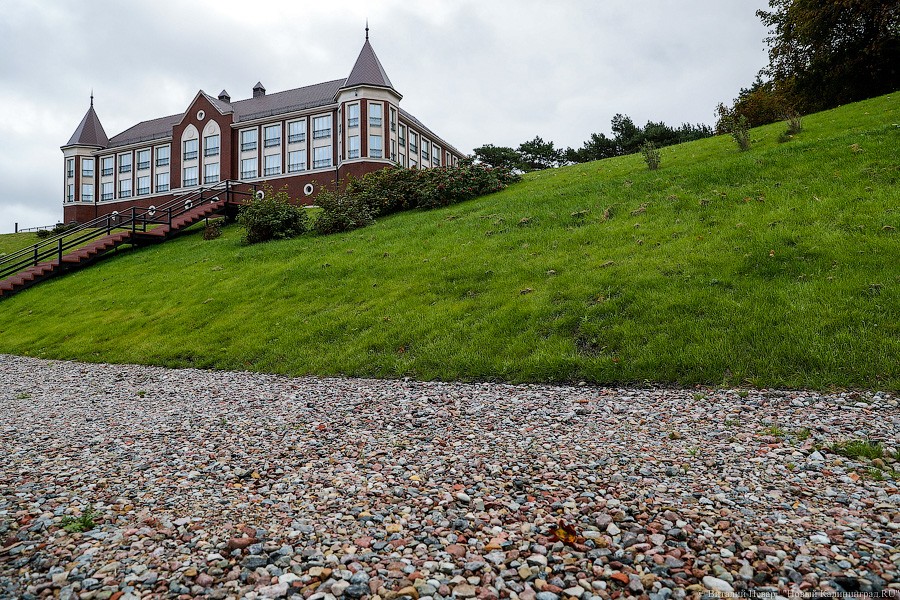 Время собирать камни: как восстанавливают берег у резиденции в Пионерском (фото)