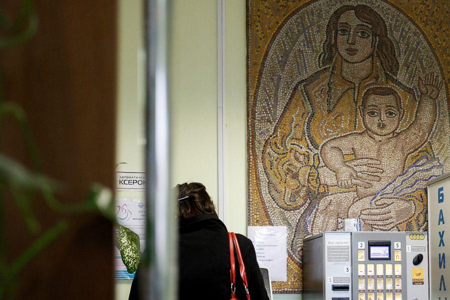 Полный дурдом: почему пациенты стоят в очереди в регистратуру поликлиники на Летней 2 часа 