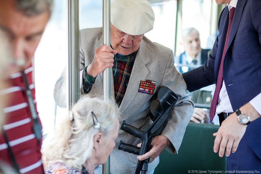 Почти ровесники: в Калининграде прошла трамвайная экскурсия для ветеранов