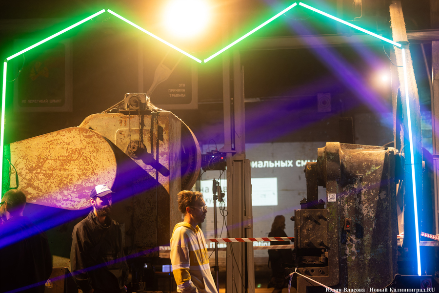 Индустриальные смыслы «Смены»: как прошёл фестиваль света в Кузнечном цехе (фото)