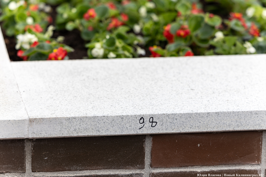 Вместо развалившихся: на улицу Баранова вернули вазоны-лавки за 12,5 млн рублей (фото)