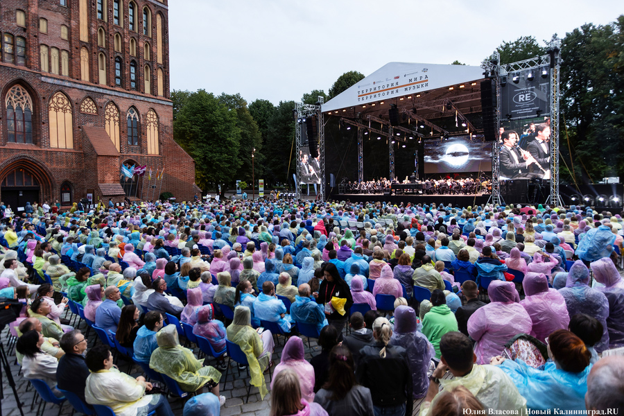 Бурлеска под дождём: Денис Мацуев выступил на острове Канта (фото)