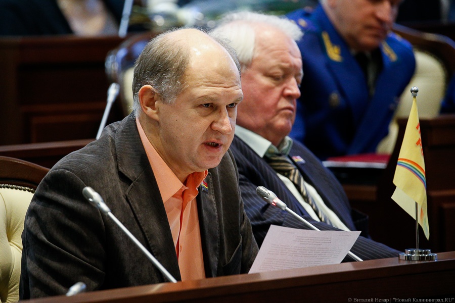 Чесалин: бюджет Калининградской области лоббируют похоронные компании