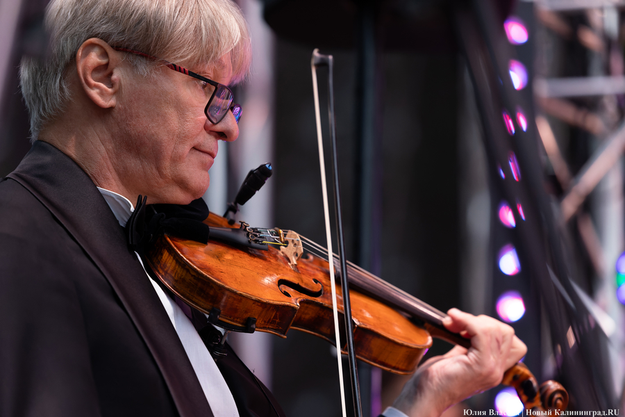 Бурлеска под дождём: Денис Мацуев выступил на острове Канта (фото)