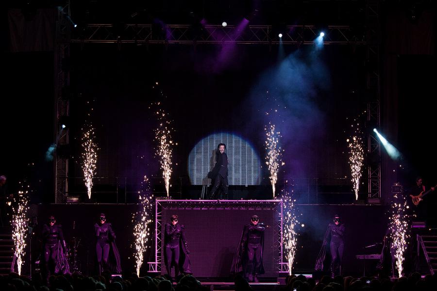 «И тут я, весь в белом»: фоторепортаж с концерта Филиппа Киркорова