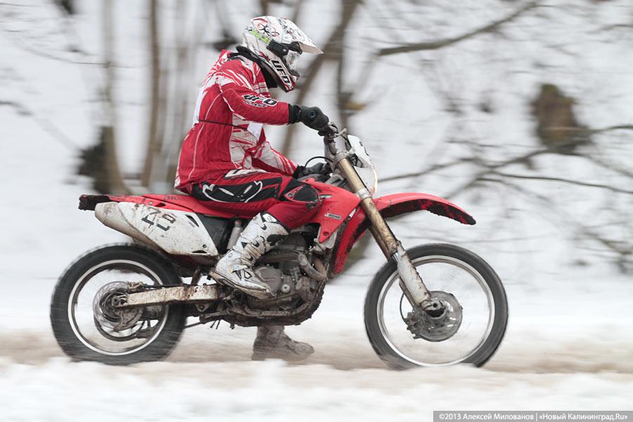 «Пингвиньи гонки»: фоторепортаж с зимнего мотокросса