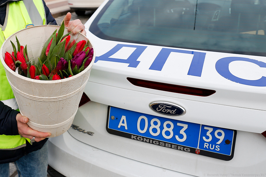 Калининградские полицейские поздравили женщин автомобильным флешмобом (видео)