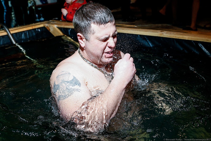 Окунулся, перекрестился: как прошли Крещенские купания в Калининграде (фото)