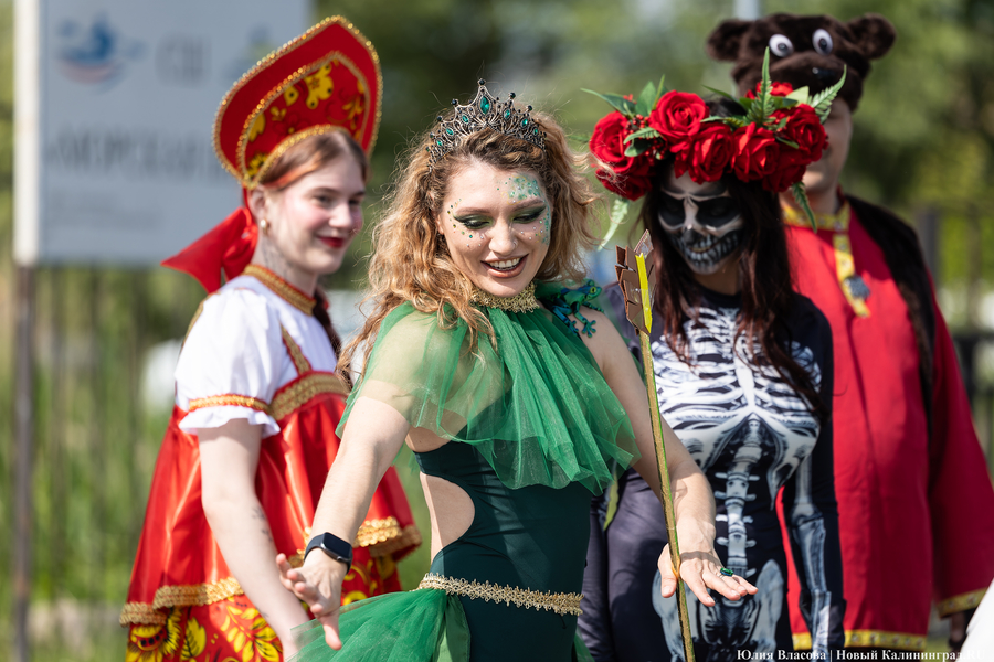 Царевны и богатыри на сапах: как в Калининграде прошёл костюмированный заплыв (фото)