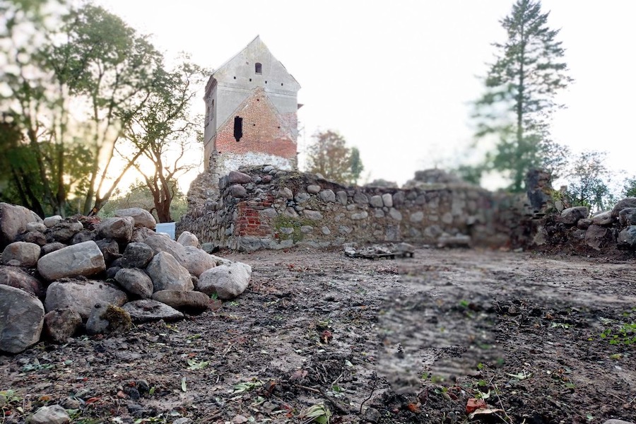 В Ярославском началась подготовка к ремонту кровли на колокольне старинной кирхи (фото)