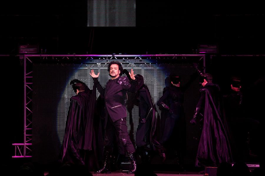 «И тут я, весь в белом»: фоторепортаж с концерта Филиппа Киркорова