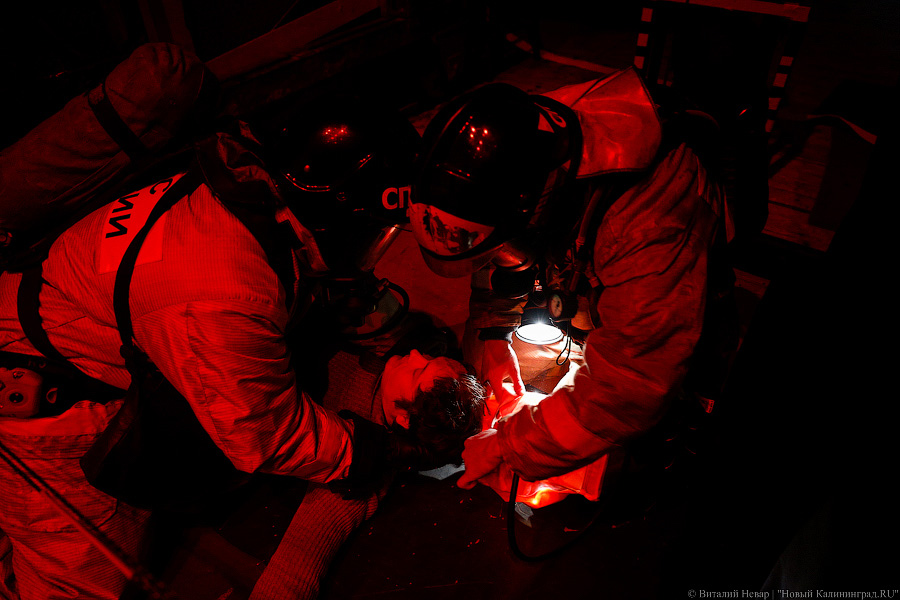 Изображая жертву: актеры драмтеатра «подыграли» пожарным на учениях (фото)