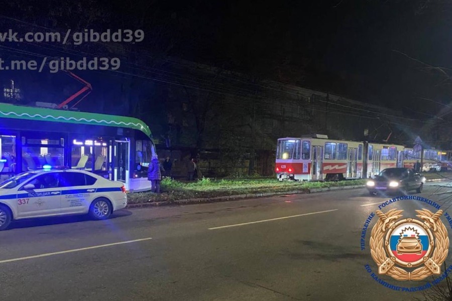 На Аллее Смелых водитель трамвая допустила наезд на несовершеннолетнего 