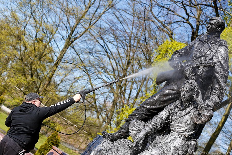 С метлой в руках: в парке Победы прошёл общегородской субботник