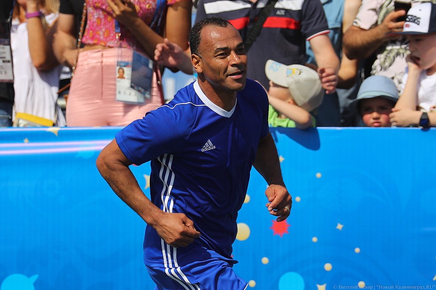 Праздник очередей и футбола: чем запомнился матч легенд ФИФА в Калининграде