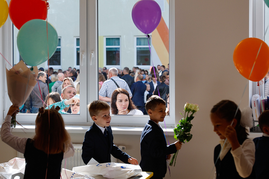 С военным оркестром и под «Катюшу»: в Калининграде открыли самую большую школу