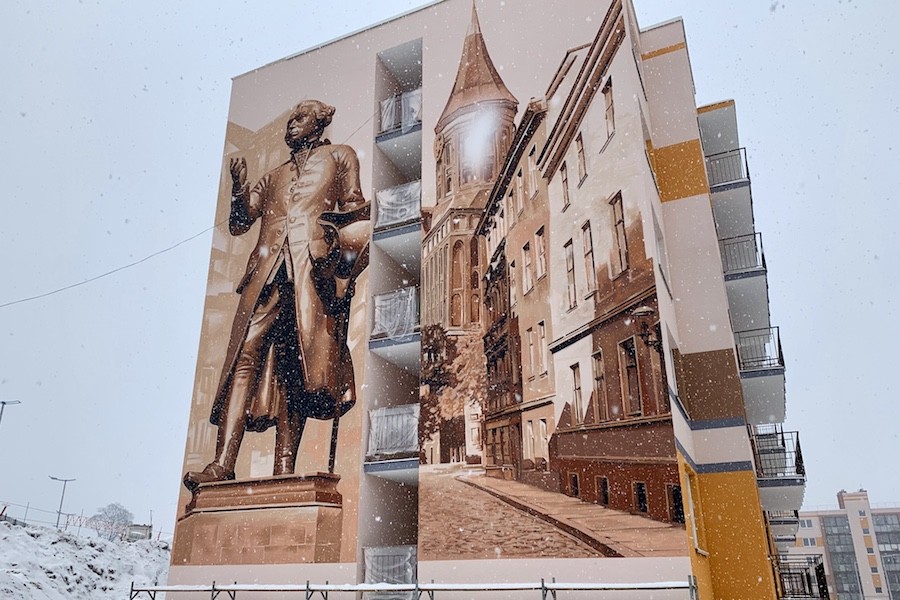 Фасад дома в Калининграде украсили портретом Канта и видами Кенигсберга (фото)