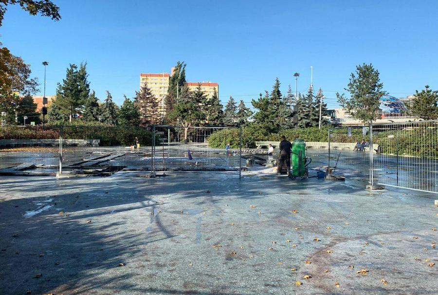 Новый фонтан на Ленинском отключили до весны. Сквер вокруг него ремонтируют