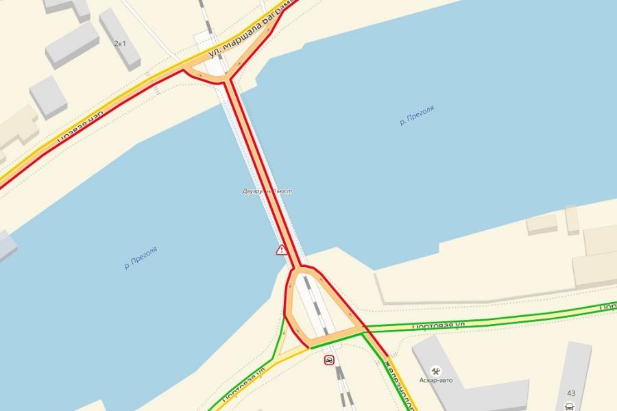 В Калининграде на двухъярусном мосту застряла фура (фото) 