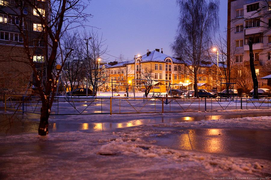 Ледовый остров: под второй эстакадой прорвало трубопровод (фото)
