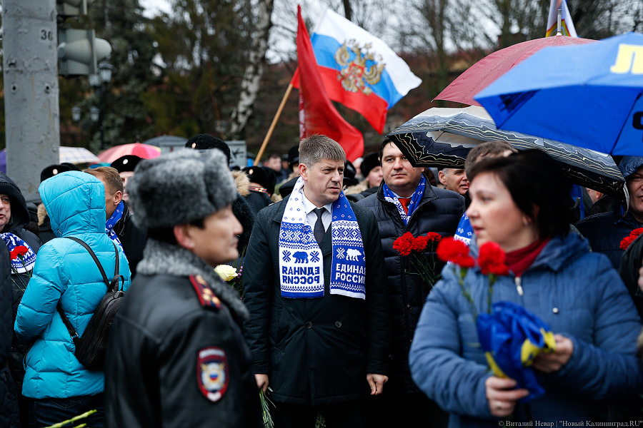  Лица защитников: как калининградские ВИПы возлагали цветы