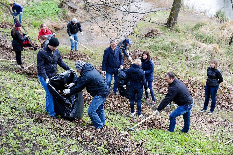 Селфи с граблями: в парке Победы прошёл общегородской субботник
