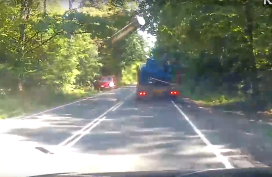Появилось видео полета железного стержня, повредившего два авто под Калининградом