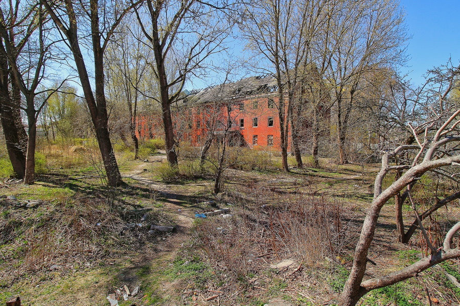 Заброшенную казарму на ул. Борзова в Калининграде выставили на торги (фото)