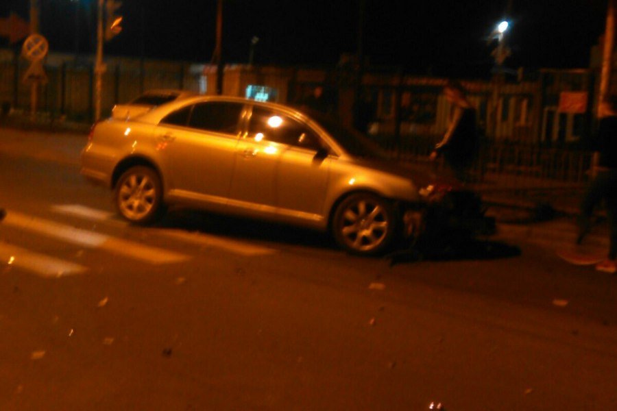 Очевидцы: в Калининграде автомобиль врезался в ограждение у Московского рынка (фото)