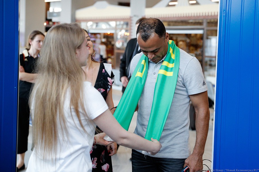 Шапка-ушанка в подарок и селфи с Забивакой: бразилец Кафу прилетел в Калининград