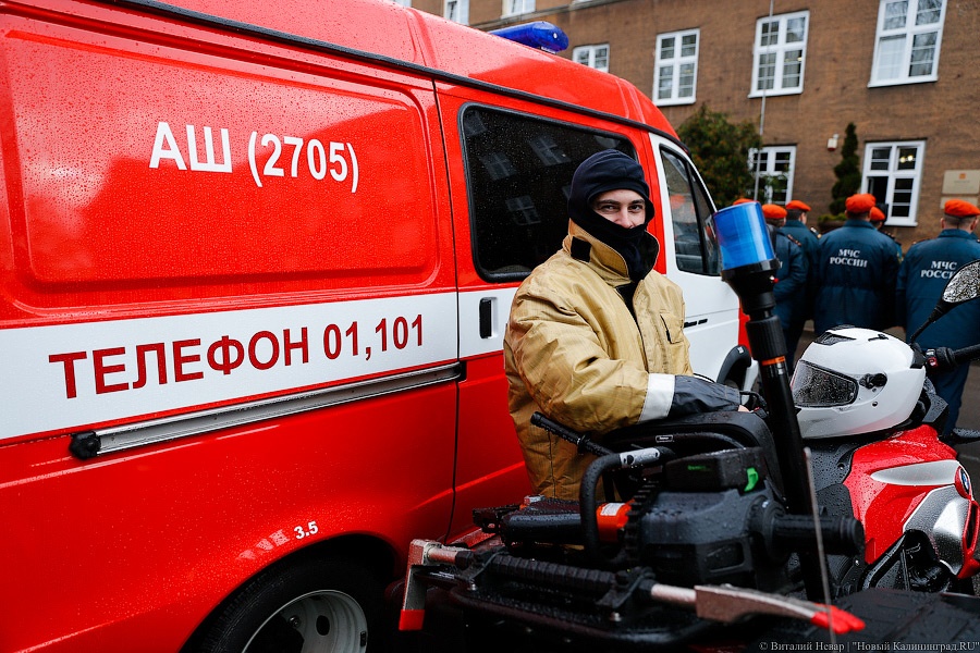 Мотоциклы и медали: как в МЧС региона подарки из рук министра получали