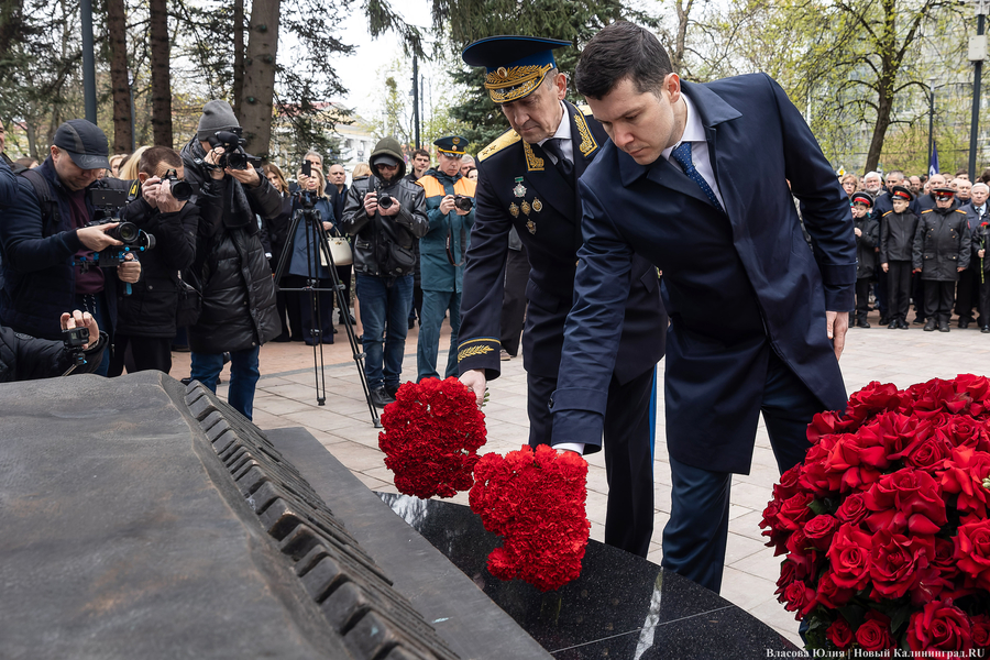 У здания областного правительства открыли памятник ФСБ (фото)