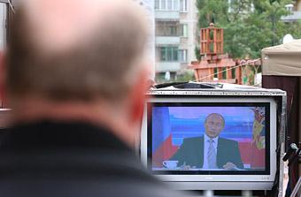 Путин перенес свою "прямую линию" в пользу равного доступа партиям к СМИ