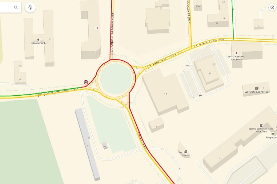 На ул. Дмитрия Донского бензовоз и легковушка заблокировали кольцо (фото)