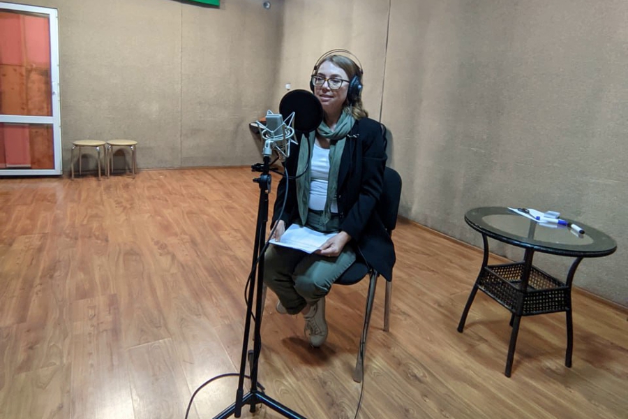 Светлана Соколова во время записи аудиогида. Фото: Калининградский зоопарк