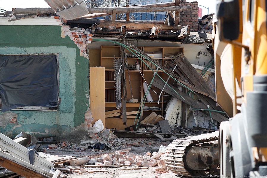 В Калининграде снесли часть бывшего медучилища на ул. Боткина (фото)