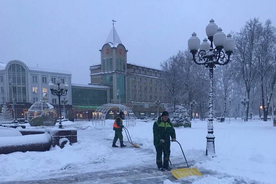 В администрации Калининграда обещают в воскресенье «взять в руки лопаты» и убирать снег