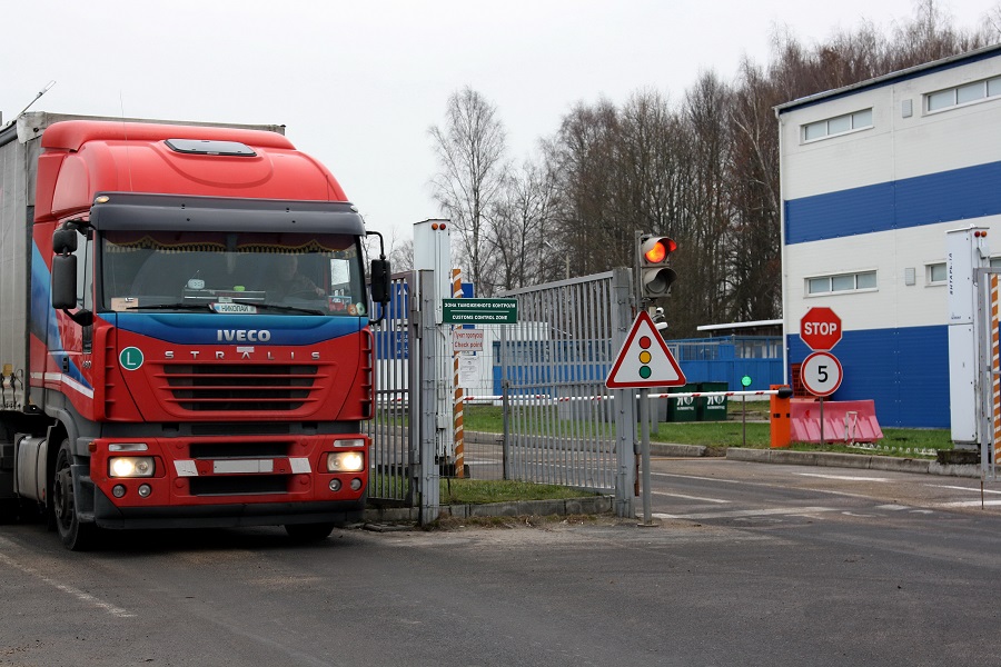 Таможенники выявили факт уклонения от платежей на 4,2 млн за вывоз грузовиков