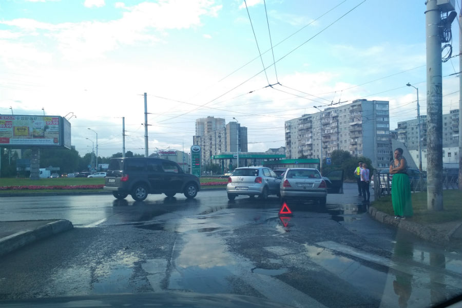Ул. Горького встала в пробке из-за ДТП на кольце с Гайдара (фото)